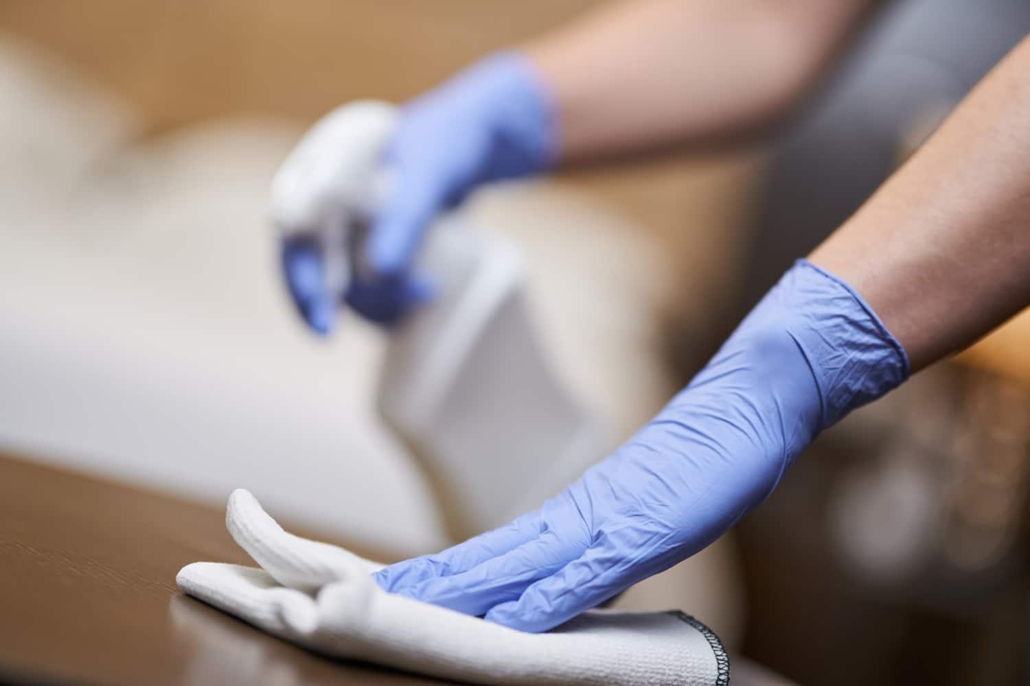 Technicien VABÈ équipé de gants de protection lors d'une intervention de nettoyage extrême à Toulouse