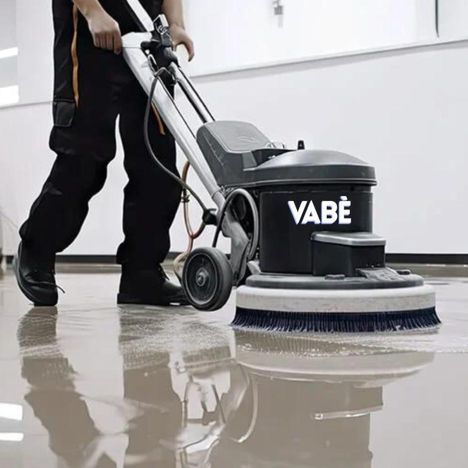 Technicien VABÈ utilisant une monobrosse pour le nettoyage industriel à Toulouse