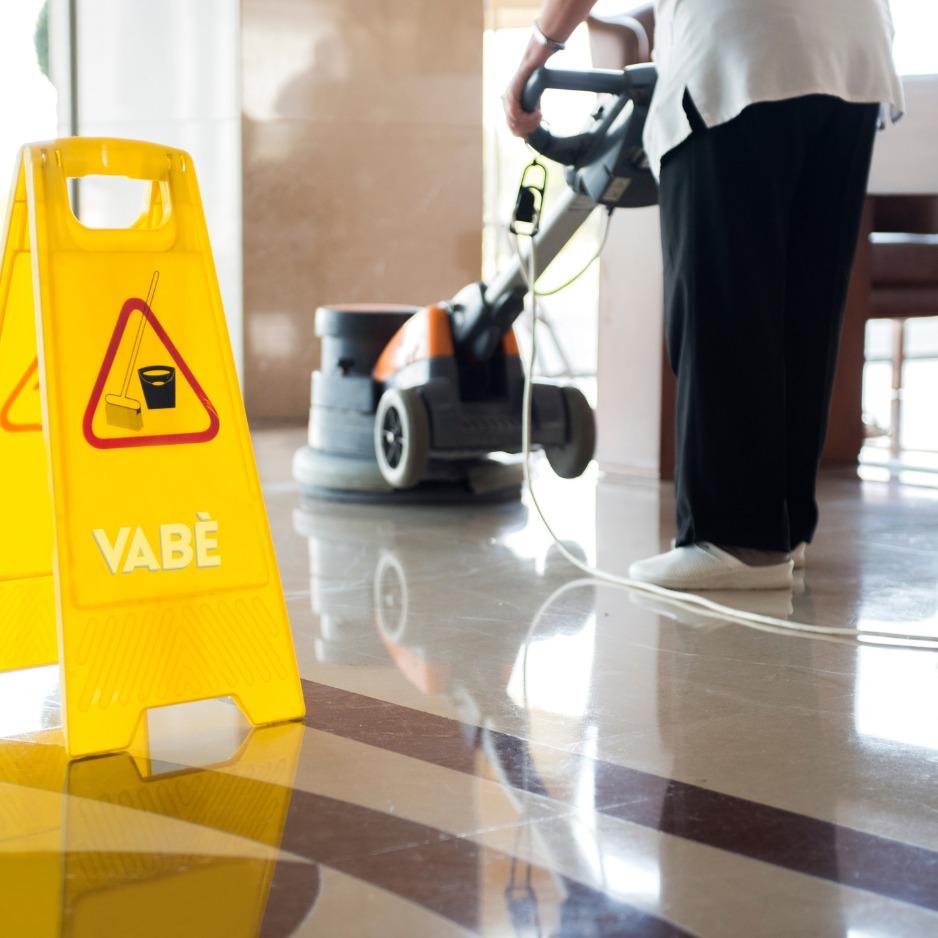Chantier VABÈ sécurisé avec panneau de signalisation pendant le nettoyage des sols à Toulouse
